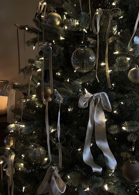 Christmas Tree Ideas Cozy, Christmas Tree Inspiration Silver, Raindrop Christmas Tree, Cozy Christmas Tree Decorations, Two Story Christmas Lights Outside, Vintage Santa Christmas Decor, Christmas Aesthetic Instagram Story, White Gold Silver Christmas Tree, Black And White Christmas Aesthetic