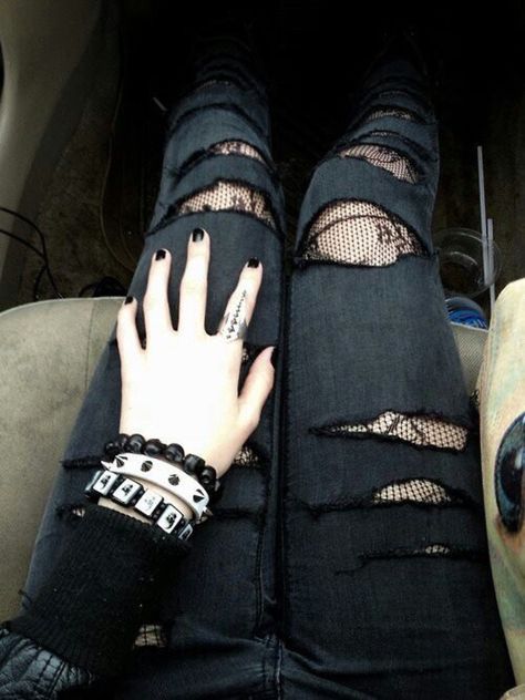 Mal Bertha, Estilo Punk Rock, Goth Outfit, Estilo Grunge, Black Nail Polish, Estilo Rock, Black Ripped Jeans, Black Nail, Emo Outfits