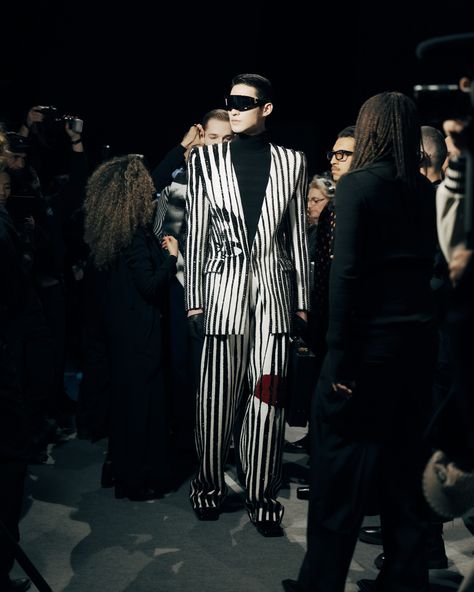 “This collection is anything but quiet.” Take a closer look at the louder-than-life details from Balmain’s Fall 2024 menswear collection, where various elements of the face blend with high-octane ornaments in a true ode to the uncanny. Goth Fashion Men, Men's Suiting, Men Editorial, Diverse Fashion, Avant Garde Dresses, Glitter Outfit, 2024 Menswear, High Fashion Men, Balmain Men