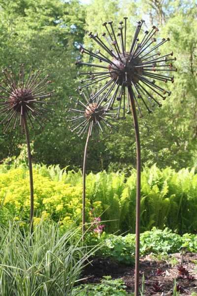 These metal dandelions are awesome Lawns Landscaping, Lawn Ideas, Junk Garden, Pergola Diy, Lawn Landscape, Yard Sculptures, Famous Gardens, Lawn Art, Metal Sculptures