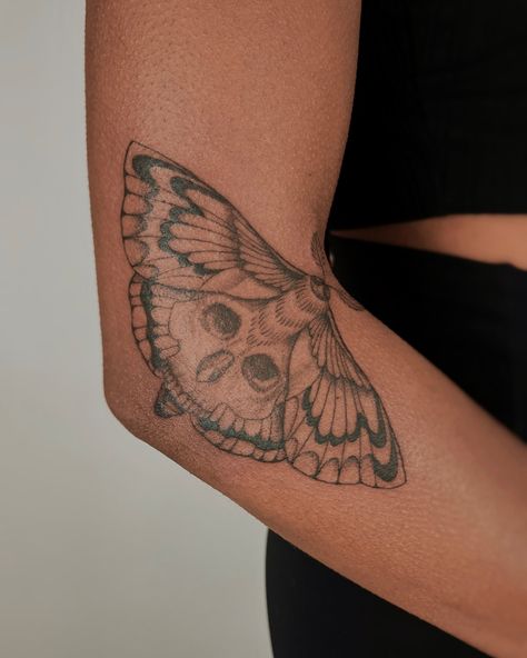 •in motion• a fun placement for this transforming moth tattoo 🖤 thank you! ✨books are open✨ for Summer and Fall, link in bio flash and custom designs available #nyctattoo#femaletattooartist#finelinetattoo#mothtattoo Luna Moth Hand Tattoo, Moth Tattoo Thigh, Butterfly And Moth Tattoo, Moth Tattoos For Women, Lunar Moth Tattoo, Nyc Tattoo, Lunar Moth, Moth Tattoo, Luna Moth