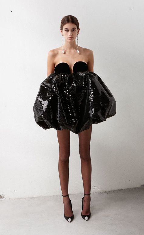 Kaia Gerber, Strapless Mini Dress, Girls Fashion Clothes, Mode Inspiration, Black Sequins, Couture Fashion, Look Fashion, Black Velvet, Runway Fashion