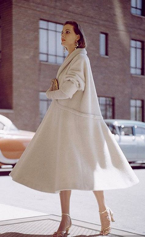 White Wool Swing Coat, photo Nina Leen 1954 Nina Leen, Vestidos Pin Up, Look Retro, Fashion 1950s, Neue Outfits, Vintage Couture, Princesa Diana, Vintage Mode, Vestidos Vintage