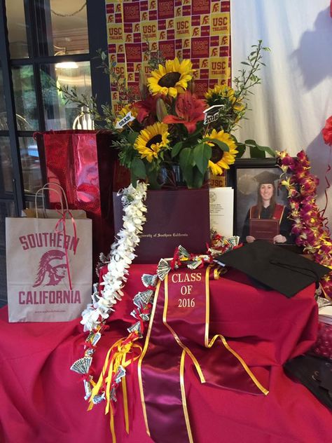 College Centerpieces Table Decorations, Red And Yellow Graduation Party Ideas, Usc Grad Party, Usc Party Ideas, Usc Graduation Party Ideas, Usc Graduation Party, Graduation Party Centerpieces Mason Jars, Usc Party, Usc Aesthetic