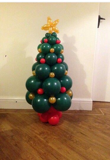 Balloon Christmas Tree, Balloon Christmas, Balloon Tree, Christmas Balloon Decorations, Traditional Holiday Decor, Christmas Props, Classic Christmas Tree, Christmas Hacks, Christmas Balloons