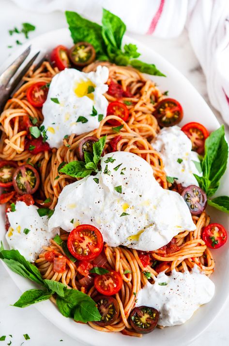 20 minute, crazy easy yet super snazzy spaghetti dish with the ultimate cheese garnish; creamy burrata. | aberdeenskitchen.com #spaghetti #tomato #basil #sauce #burrata #pasta #simple #quick #20minutes #vegetarian #dinner #recipe Spaghetti With Burrata, Tomato Basil Spaghetti, Basil Spaghetti, Burrata Recipe, Fried Pasta, Tomato Basil, Pasta Dishes, Pasta Recipes, Italian Recipes