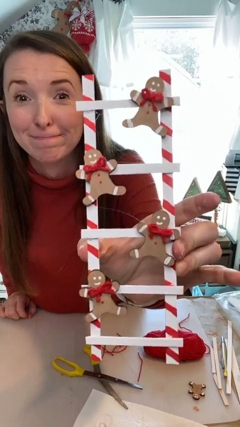 DIY Gingerbread Ladder for Tiered Tray | Check out the most adorable ladder using popsicle sticks. This is so cute for your Christmas tiered tray. | By The Celebration Co. Diy Gingerbread, Jul Diy, Gingerbread Diy, Christmas Tiered Tray, Gingerbread Crafts, Gingerbread Christmas Decor, Diy Christmas Ornaments Easy, Gingerbread Decorations, Christmas Decorations Diy Outdoor