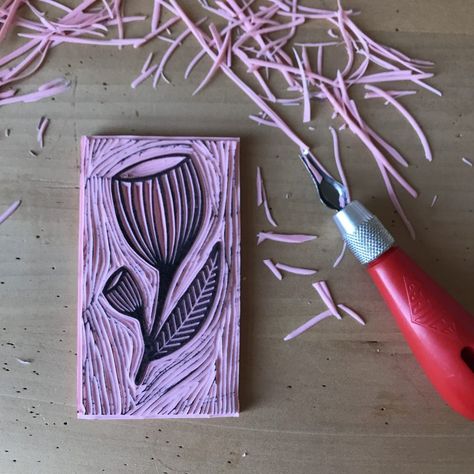 Make your own stamp..tutorial – StudioTokek Diy Printmaking, Linoprint Ideas, Linocut Tutorial, Carving Stamps, Block Printing Diy, Easy Stamps, Stamping Textiles, Homemade Stamps, Make Your Own Stamp