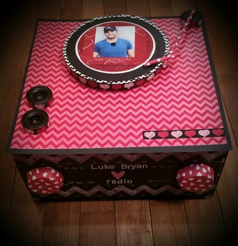 Valentine's Day box ♡♡ Record Player Valentines Day Boxes, Record Player Valentine Box Ideas, Diy Valentines Box, Valentine Card Box, Valentine Boxes, Valentines Box, Valentine Day Boxes, Valentine Crafts For Kids, Valentines School