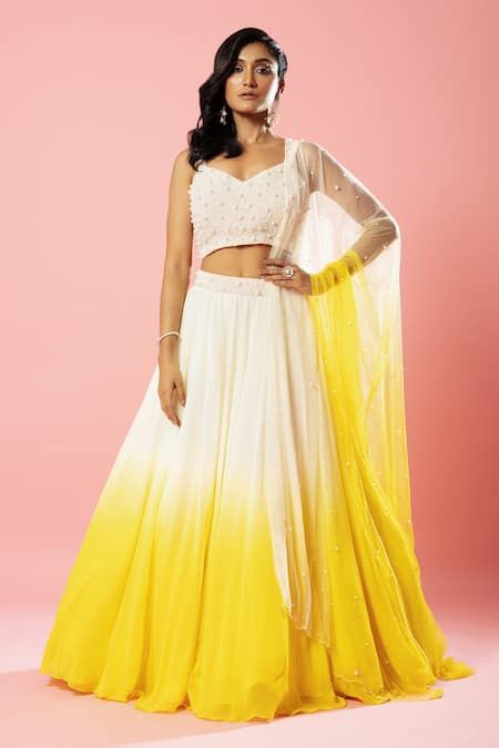 Yellow Lehanga Outfits, Haldi Dress For Bride Indian, Outfit For Haldi Function, Haldi Ceremony Outfit For Bride, Yellow Lehenga For Haldi, Haldi Outfits For Bride, Haldi Dress For Bride, Haldi Function Dress, Haldi Dress Ideas