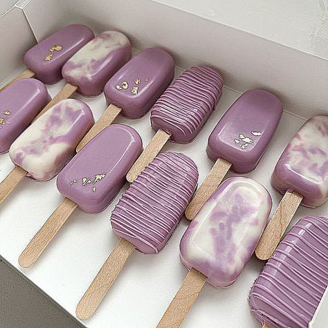 Simple Cakesicles Designs, Purple Cakesicles Ideas, Butterfly Cakecicles, Cake Popsicles Design, Cake Sickles Ideas, Mehndi Desserts, Lavender Dessert Table, Cakesicle Display, Purple Cakesicles