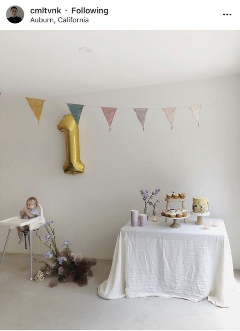 Simple First Birthday Backdrop Ideas, Minimal 1st Birthday Party, Minimal First Birthday Party, Minimal Birthday Decor, First Birthday Minimalist, Simple Baby Birthday, Simple First Birthday, Dessert Birthday, Baby Birthday Photoshoot