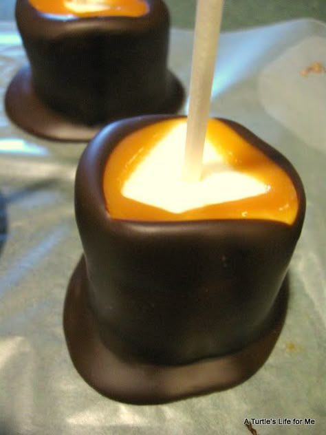 chocolate dipped caramel marshmallows Large Marshmallows, Marshmallow Dip, Think Food, On A Stick, Yummy Sweets, Chocolate Dipped, Eat Dessert, Yummy Desserts, Baklava