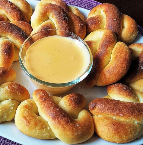 Keto Pretzels, Pretzels Dipped, Mozzarella Bites, Cheese Dippers, Fried Mozzarella, Pretzel Cheese, Homemade Cheese Sauce, Atkins Diet Recipes, Sunday Football