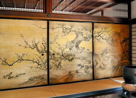 Japanese national treasure, the painting was created on sliding panel doors -fusuma - by Kano Eitoku (1543-1590) or his father, Kano Shoei (1519-1592). Sideboard Decor Dining Room, Painted Screen Doors, Shoji Sliding Doors, Japanese Sliding Doors, Japanese Door, Japanese Style House, In Five Years, Japanese Screen, Japanese Interior