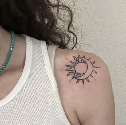 Sun and Moon Shoulder Tattoos For Women Sun And Moon Tattoo Ideas For Women, Moon Sun Tattoo, Sun Tattoo Designs, Sun And Moon Tattoo, Muster Tattoos, Moon Tattoo Designs, Inspiration Tattoos, Sun Tattoos, Shoulder Tattoos For Women