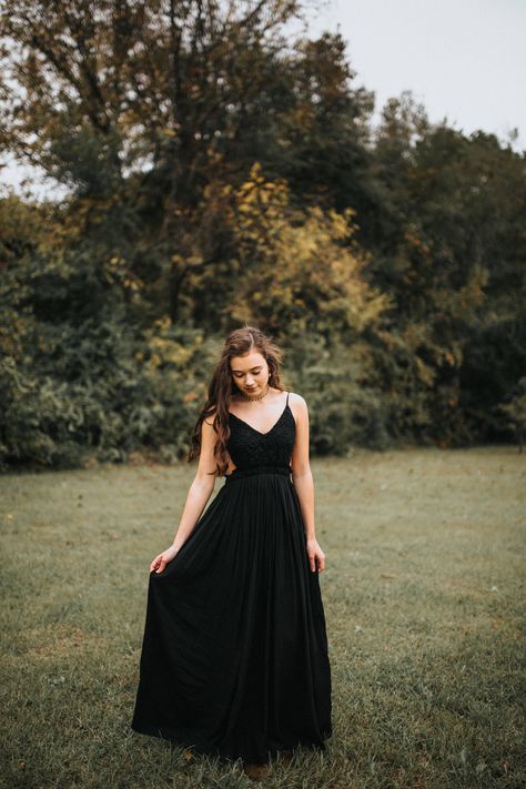 flowy black dress in field #nature #blackdress #field #seniorpictures Long Black Dress Senior Pictures, Maxi Dress Photoshoot Poses, Black Flowy Dress Outfit, Long Black Flowy Dress, Flowy Dress Outfit, Black Graduation Dress, Flowy Black Dress, Black Flowy Dress, Black Dress Long