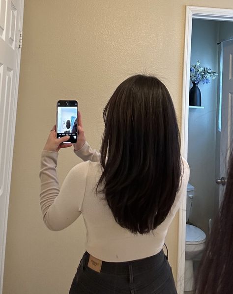 Round Shaped Haircut With Layers, U Shaped Haircut Short Hair, Haircut In V Shape, Mid Length Haircut Indian, Medium Length U Shaped Haircut, U Shape Medium Length Hair, Long Layered Haircuts U Shape, Healthy Medium Length Hair, U Shaped Haircut Medium