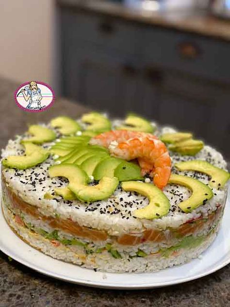 Il est beau, facile à préparer et surtout absolument délicieux mon sushi cake aux crevettes et au saumon. Meilleur qu'au restaurant, il plaira aux amateurs de sushis. Cake Decoration With Fruit, Tree Stump Fountain, Cake Decoration With Flowers, Fruit Decorated Cake, Cake Decoration For Men, Sushi Cakes, Decoration With Flowers, Sushi Recipes Homemade, Pondless Waterfall