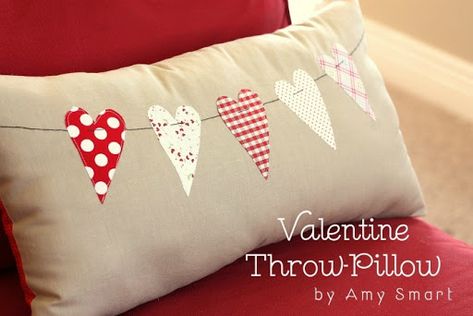 13 Free Valentine's Day Projects for Quilters & Sewists - Jacquelynne Steves Saint Valentin Diy, Valentines Bricolage, Hantverk Diy, Valentines Pillows, Pillow Ideas, Diy Valentines Decorations, Pillow Tutorial, Valentine Projects, Heart Pillow