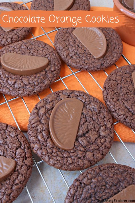 Recipe for Chocolate Orange Cookies, easy and delicious cookies with crispy edges and soft centre. These cookies are flavoured with cocoa powder, orange extract and melted Terry's chocolate orange. Each cookies is decorated with a piece of Terry's chocolate orange #chocolateorange #cookierecipe #chocolatecookies #thebakingexplorer #terryschocolateorange Orange Loaf Cake, Chocolate Orange Cheesecake, Chocolate Orange Cookies, Orange Brownies, Terry's Chocolate Orange, Orange Chocolate Cake, Orange Cookies, Cookie Flavors, Orange Cake