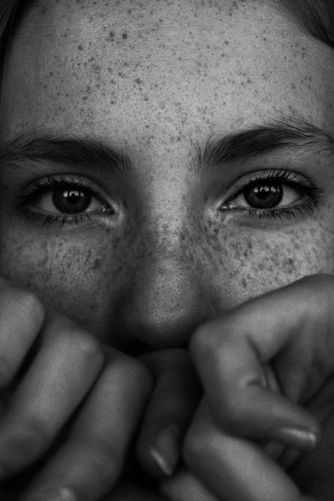 Imperfection Photography, Freckle Photography, Canon Eos 2000d, Eos 2000d, Art Photography Portrait, Photographie Portrait Inspiration, Self Portrait Photography, Close Up Photography, Eye Photography