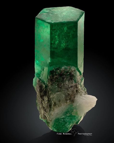 Logam Mulia, Emerald Crystal, Crystal Guide, Spiritual Crystals, Meditation Crystals, Green Gems, Minerals And Gemstones, Rocks And Gems, Green Crystal