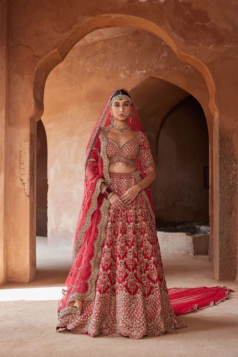 Red Indian Wedding Dress, Red Dress Indian, Bridal Reception Lehenga, Red Indian Wedding, Indian Wedding Dress Traditional, Wedding Dresses Indian, Raw Silk Lehenga, Reception Lehenga, India Culture