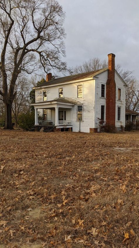 Historic Home in North Carolina Set to be Burned for Practice - The Forgotten South North Carolina Furniture, Commercial Farming, Eastern North Carolina, Abandoned Farm, Colonial Farmhouse, Farm Houses, Broken Window, Aerial Photograph, Greek Revival