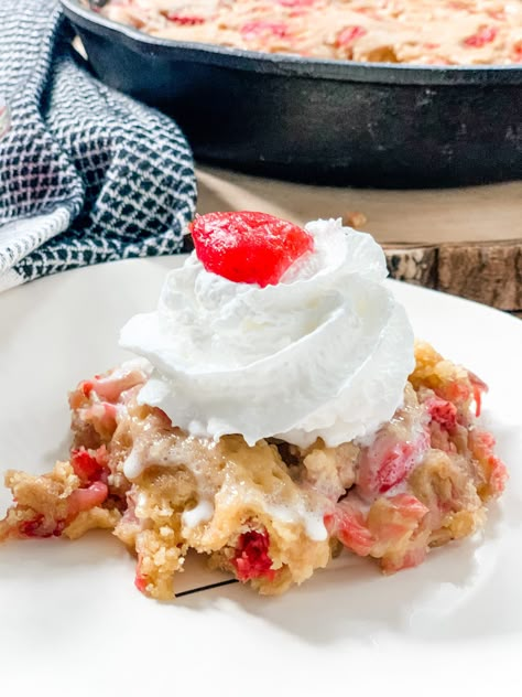 Easy Skinny Dump Cake via @pounddropper Sugar Free Yellow Cake, Pound Dropper, Dump Cake Recipe, Super Easy Desserts, Sugar Free Treats, Sugar Free Cake, Ww Desserts, Cookie Spread, Weight Watchers Desserts