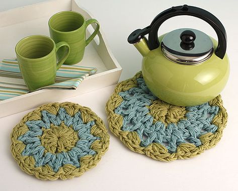 Classic Trivets by designer Maggie Weldon Crochet Trivet, Coasters Crochet, Crochet Hot Pads, Crocheted Things, Kitchen Crochet, Bath Items, Diy Xmas Gifts, Crochet Washcloth, Crochet Potholders