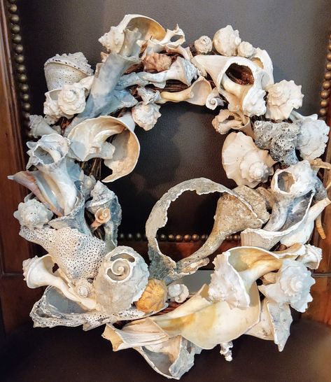 Craft Shells Ideas, Broken Shell Crafts, Conch Shell Crafts, Changing With The Tides, Sea Inspired Art, Seashell Art Diy, Shell Artwork, Sea Shells Diy, Palmetto Moon