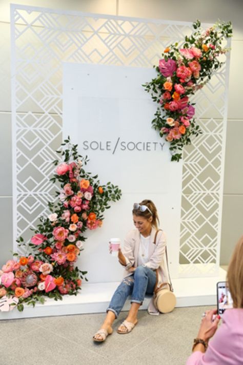 Selfie Wall, Decoration Event, Flower Walls, Decor Event, Flower Wall Backdrop, Diy Event, Event Backdrop, Salon Interior Design, Floral Backdrop