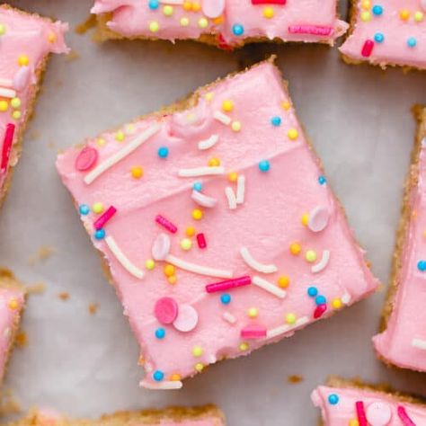 Vegan Sugar Cookie Bars - Jessica in the Kitchen Sugar Cookie Bar Recipe, Jessica In The Kitchen, Vegan Sugar Cookies, Fruit Pizza Sugar Cookie, Sugar Cookie Cakes, Pinky Girl, Vegan Party Food, Vegan Baking Recipes, Whipped Frosting