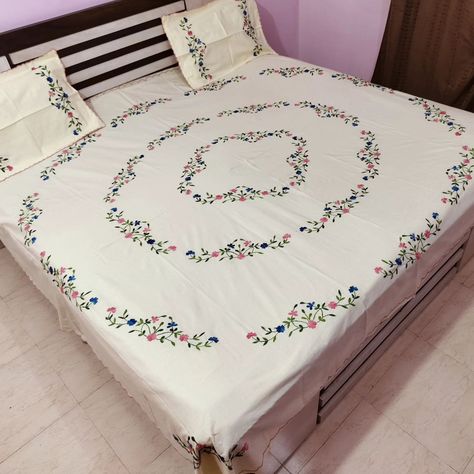 Hand Embroidery Bedsheet, Embroidery Bedsheet, Bed Sheet Painting Design, Bed Cover Design, Painted Beds, Queen Bed Sheets, Hand Embroidery Dress, Embroidered Pillowcases, Hand Embroidery Designs