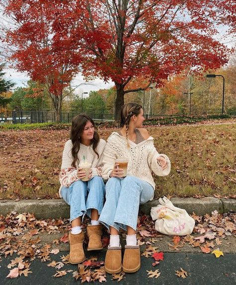 Manifesting 2024, Fall Szn, Studera Motivation, Fall Friends, Halloween Photography, Skandinavian Fashion, Sister Photos, Shot List, Fall Photo