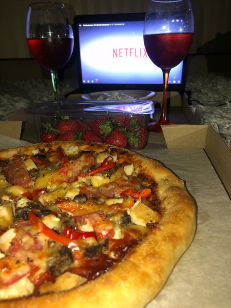 Pizza Y Vino, Indoor Movie Night, 50 First Dates, Late Night Cravings, Pizza Ideas, Date Night Dinners, Alcohol Party, Romantic Surprise, Cute Date Ideas