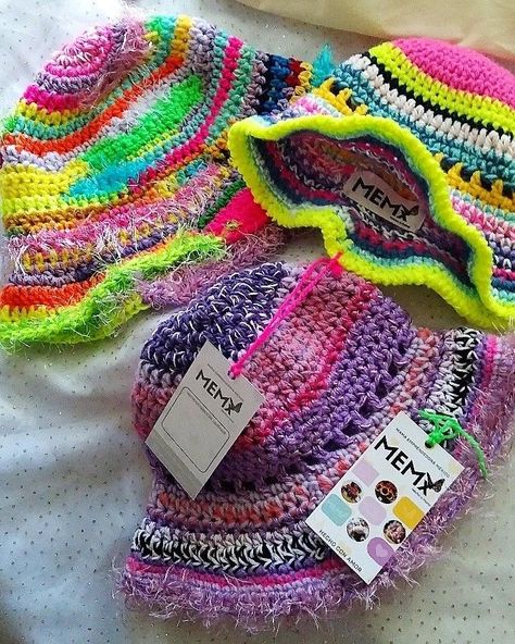 Colorful Crochet Hat, Summer Crochet Accessories, Crochet Hat Outfit, Trippy Crochet, Knit Beanies, Floppy Beach Hat, Crochet Bucket, Crochet Clothing And Accessories, Crochet Bucket Hat