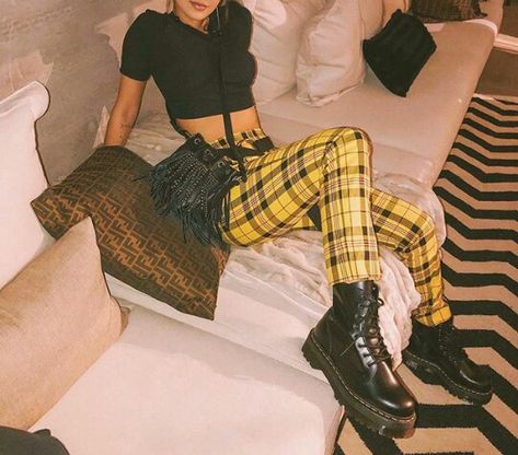 Yellow Plaid Pants Outfit, Yellow Plaid Pants, Craft Clothes, Plaid Pants Outfit, Oc Outfits, Look Rose, Rock Outfit, Super Outfit, Older Women Fashion