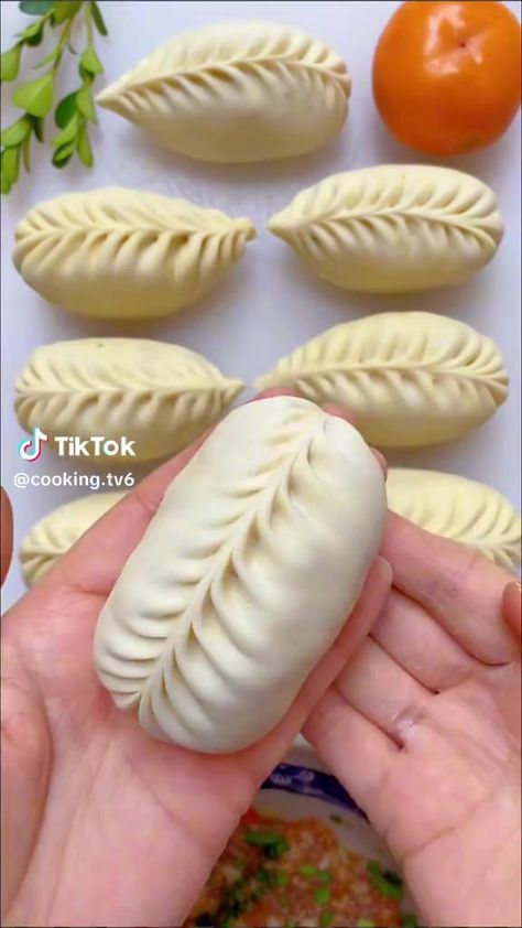 Dumpling Packaging, Chicken Momos Recipe, Steamed Momos, Chicken Momos, Momos Recipe, Steamed Chicken, Indian Cooking Recipes, Food Garnishes, Food Quotes