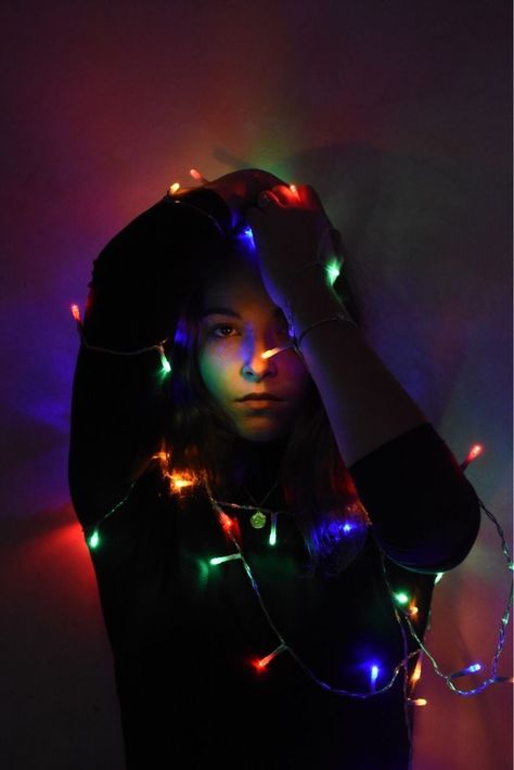 Photoshoot Ideas With Lights, Christmas Lights Photoshoot, Lights Photoshoot, Fairy Light Photography, Christmas Light Photography, Photoshoot Lights, Christmas Fashion Photography, Aesthetic Lock Screen, Photography Ideas At Home