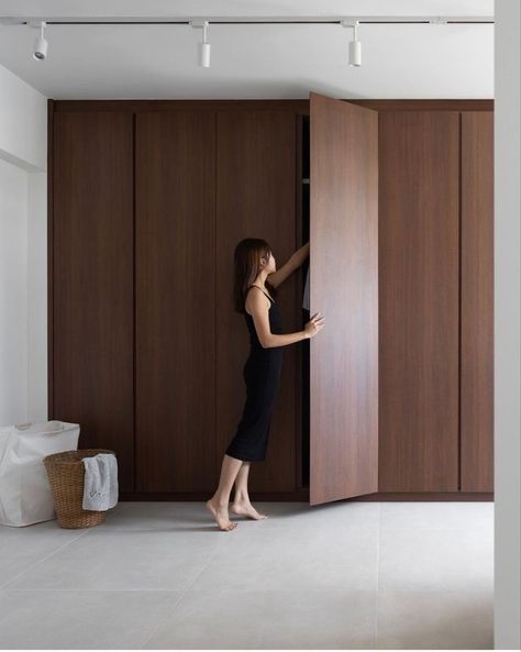 Porter Ranch, Wooden Wardrobe Design, House Interior Design Styles, Wardrobe Door Designs, Home Hall Design, Room Aesthetics, Wardrobe Designs, Modern Closet, Wardrobe Interior Design