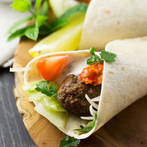 Spicy lamb kofta wraps, with salad, ajvar and mint joghurt. The perfect dish to make this summer, either on your grill on on your stove. Moroccan Lamb Meatballs, Mutton Dishes, Lamb Koftas, Lamb Kofta, Best Sandwich Recipes, Lamb Shank, Moroccan Lamb, Lamb Meatballs, Mint Salad