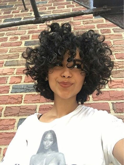 @christen.rhule Short Curly Haircuts, Hair Styles 2017, Foto Poses, Short Haircut, Curly Hair Cuts, Short Curly Hair, Grunge Hair, Curly Girl, Curly Hair Styles Naturally