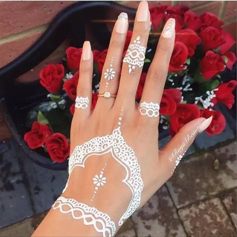 Nikah Henna, Tato Grunge, Kinoko Komori, White Henna Tattoo, White Henna Designs, Cute Henna Designs, Henna Style Tattoos, Henna Tutorial, Henna Inspo