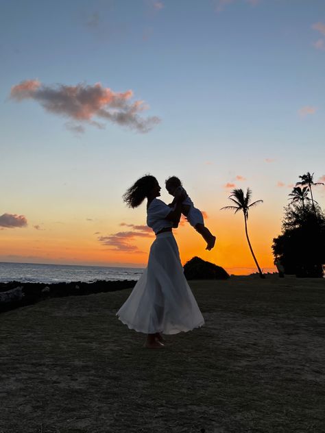 Mom And Baby Beach Aesthetic, Family On The Beach Aesthetic, Husband And Wife Beach Photos, Beach Mom Aesthetic, Hawaii With Baby, Silhouette Photoshoot, Baby Holiday Pictures, Outer Banks Beach House, Baby Beach Photos