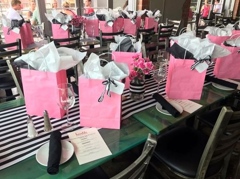 Brunchin' with Black Girls Who Brunch swag bags! Swag Bags For Women, Swag Bag Ideas For Women, Gratitude Brunch, Brunch Gift Bags, Brunch Event Ideas, Brunch Gift Ideas, Swag Bag Ideas, Small Breakfast, Brunch Event