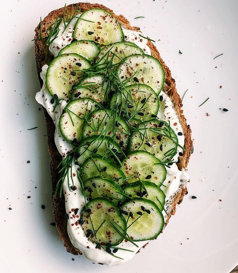 Cucumber Toast Recipe, Labneh Toast, Poolside Sandwiches, Low Cal Food, Cucumber Bread, Cucumber Toast, Lent Food, Toast Board, Toast Aesthetic