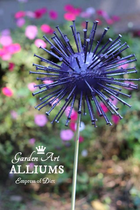 Have you ever seen giant, purple alliums in bloom in the spring? This is a quick and easy garden art project made from thrift shop items to mimic the look of those massive, globe-shaped flowers. Allium Garden, Giant Garden, Taman Diy, Unique Garden Art, Jardim Diy, Garden Whimsy, Garden Art Sculptures Diy, Metal Garden Art, Have Inspiration