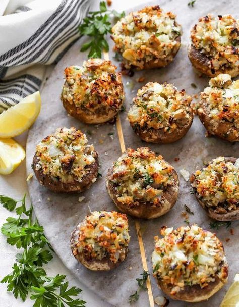 12 amuse-bouches d’automne pour un apéritif de saison - Elle à Table Vegetarian Stuffed Mushrooms Appetizers, Stuffed Mushrooms No Meat, Healthy Mushroom Dinner, Mushroom Caps Stuffed, Boursin Stuffed Mushrooms, Classic Stuffed Mushrooms, Mushroom Appetizer, Stuffed Mushrooms Easy, Best Holiday Appetizers